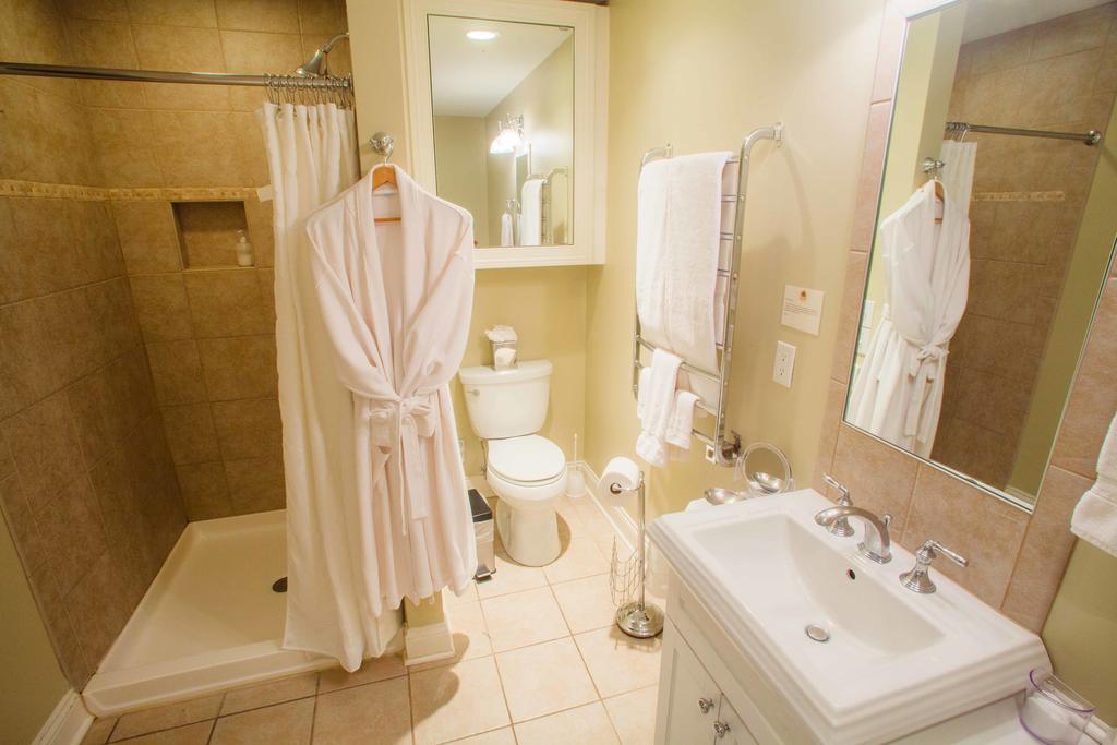 Seven Oaks Bed & Breakfast Лейк Дженива Номер фото
